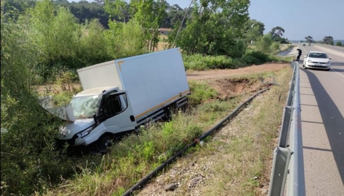 Ezine’de kamyonet yoldan çıktı: 3 yaralı