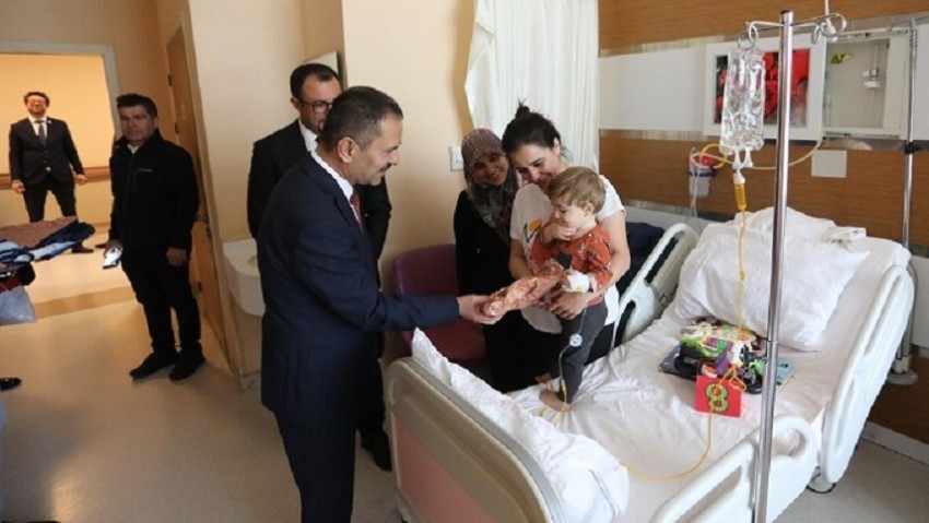 Vali İlhami Aktaş, 23 Nisan'da Hastanede Yatan Çocukların Yanında