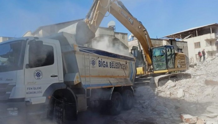 Biga Belediyesi’nin Personel ve İş Makineleri Deprem Bölgesinde