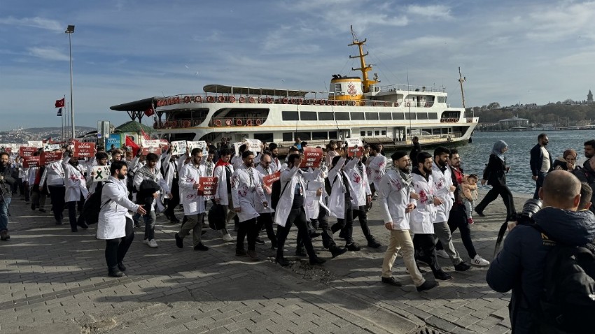  Hekimler Gazze için sessiz yürüyüş düzenledi 