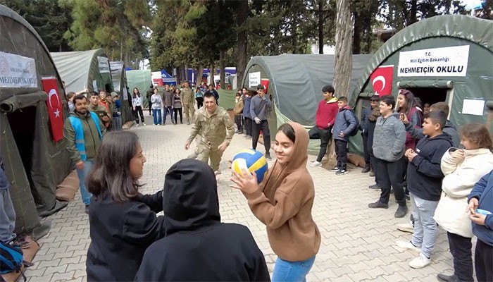 Mehmetçik Okullarında, eğitim de var oyun da (VİDEO)