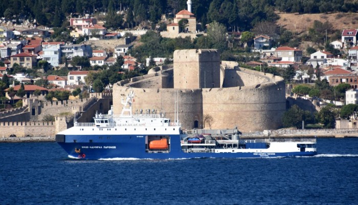 Rus donanmasına ait tanker Çanakkale Boğazı'ndan geçti (VİDEO)