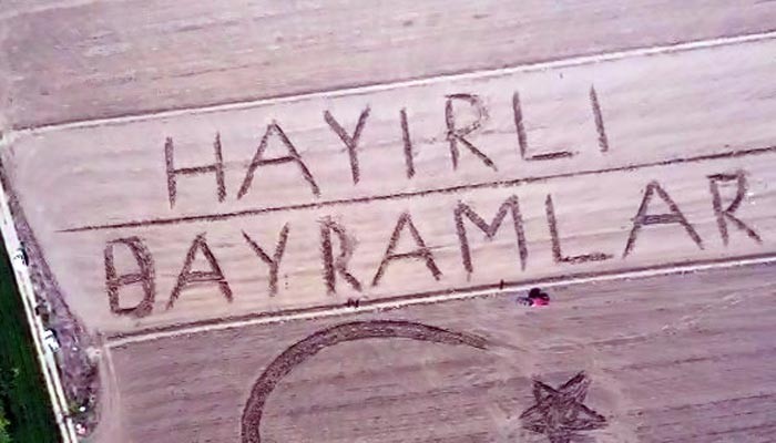 Tarlasına traktörüyle 'hayırlı bayramlar' yazdı