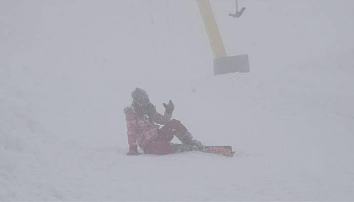  Tatilcilerin yoğun sis altında kayak keyfi