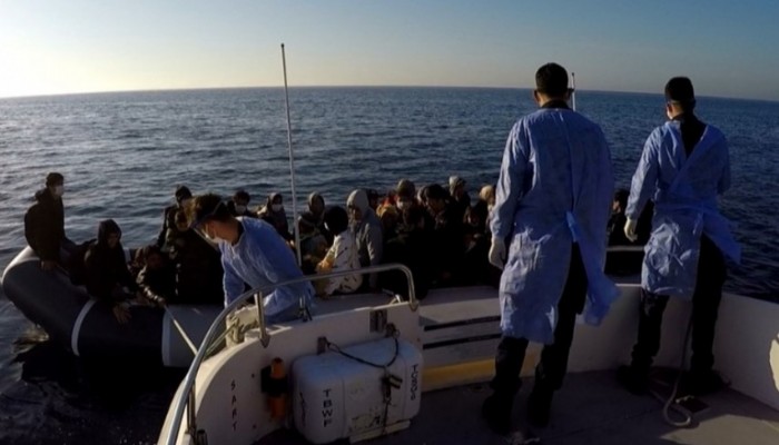 Yunanistan'ın ölüme terk ettiği 53 kaçak göçmeni Sahil Güvenlik kurtardı