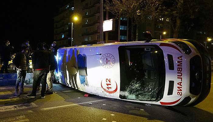 Çanakkale'de hasta taşıyan ambulansla taksi çarpıştı 5 yaralı (VİDEO)