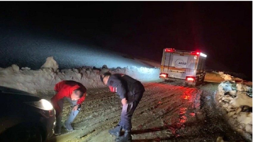  Kar nedeniyle yolda mahsur kalan sürücü kurtarıldı
