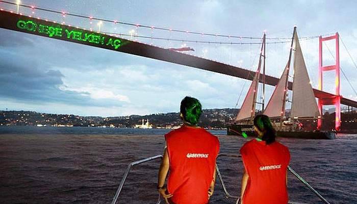 Greenpeace’in Rainbow Warrior gemisi Boğaz’dan geçti
