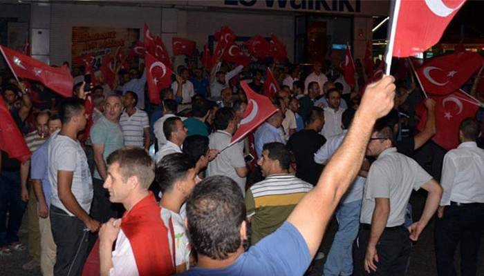 Türkiye darbe girişimine karşı sokağa döküldü