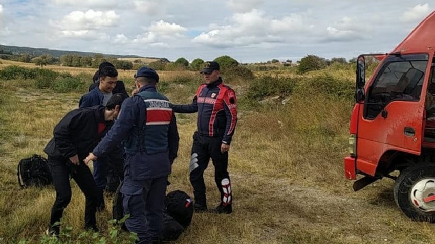 Kaçak Göçmenleri Saman Balyaları Arasında Taşımaya Çalıştılar(VİDEO)