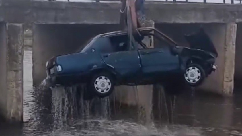 Otomobil nehre uçtu