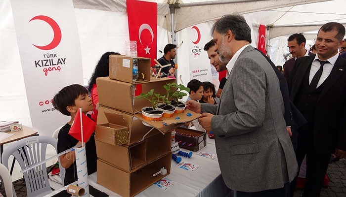 Atık malzemelerden hayallerindeki oyuncakları yaptılar (VİDEO)