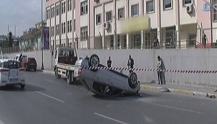 Otomobil okul duvarına çarptı