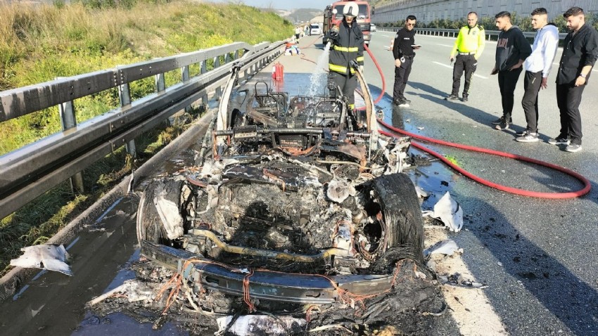 Lüks otomobil alev alev yandı, sürücü son anda canını kurtardı  