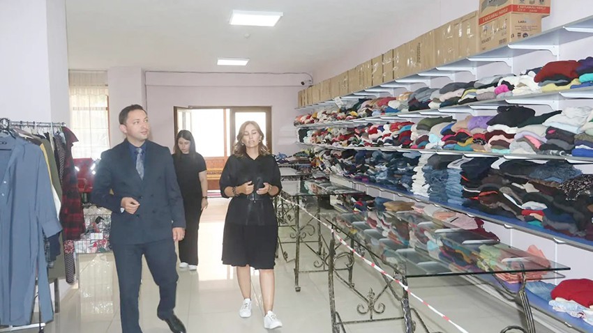 Kaymakam Kayabaşı Sosyal Market’te yürütülen çalışmalar hakkında bilgi aldı