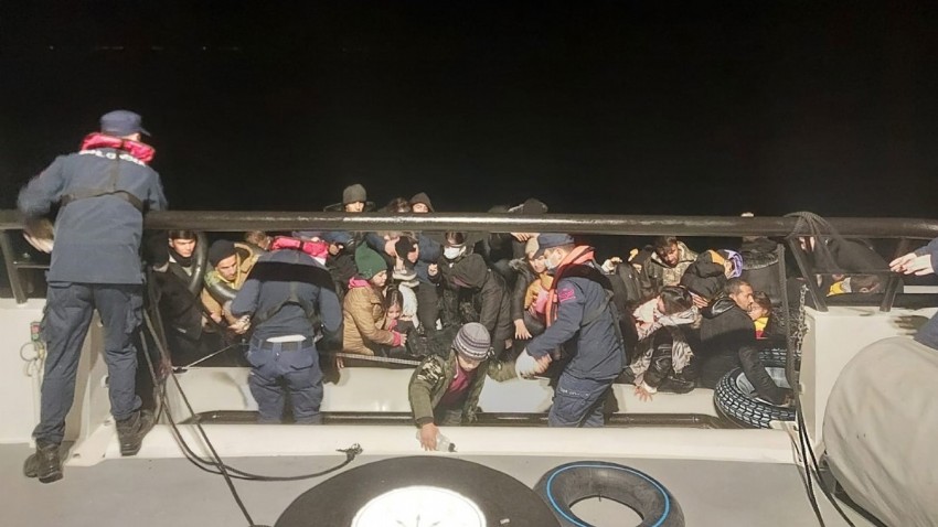 Sahil Güvenlik Operasyonlarıyla Çanakkale Açıklarında 76 Düzensiz Göçmen Yakalandı