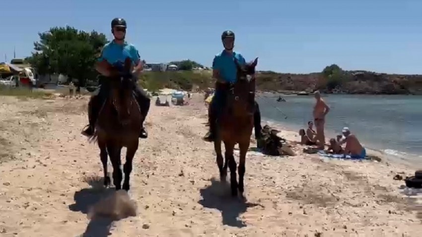 Bozcaada'da atlı jandarma timi güvenliği sağlıyor (VİDEO)