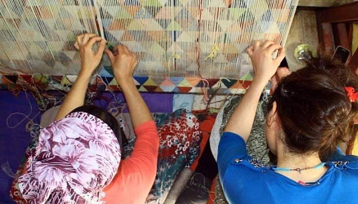 Kaybolmaya yüz tutmuş kilimlere renk veriyor