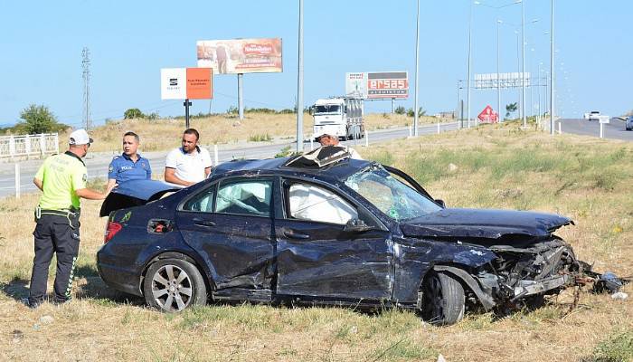 İki otomobil çarpıştı 8 yaralı (VİDEO)