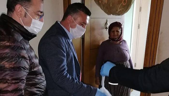 Vatandaşlara tatlı ikramı