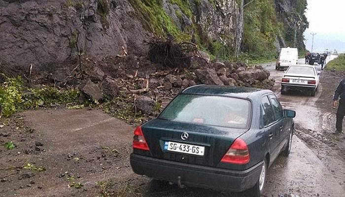 Rize-Artvin karayolunda heyelan