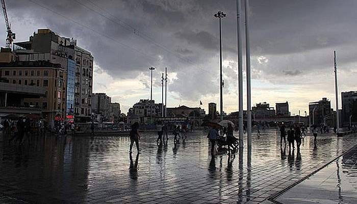 Taksim’de vatandaşlar yağmura hazırlıksız yakalandı