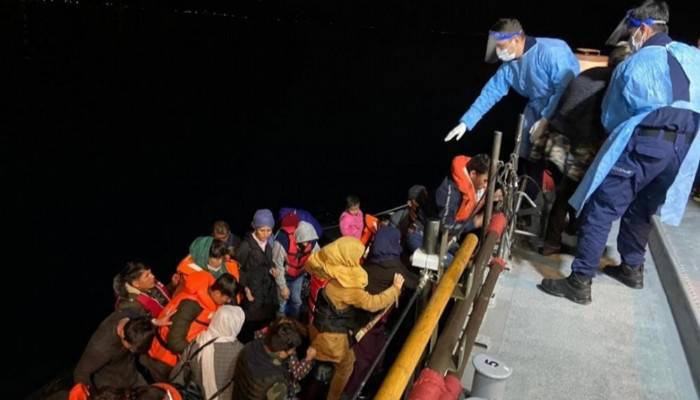 Yunanistan'ın ölüme terk ettiği 56 kaçak göçmen kurtarıldı