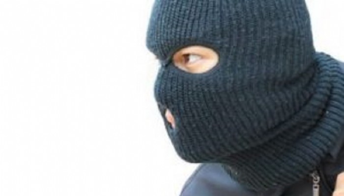 Kar maskeli hırsız evin çocukları ile karşı karşıya geldi