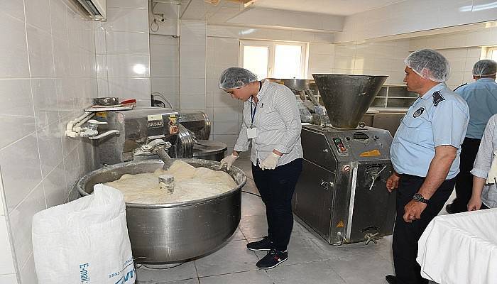 Zabıta ekipleri, gıda ürünlerini denetledi