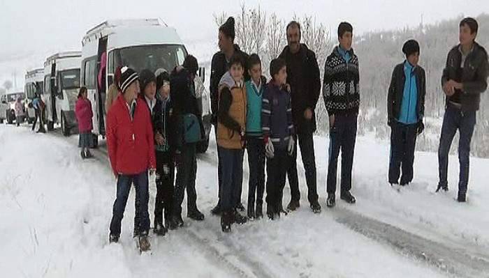  35 öğrenci yolda mahsur kaldı