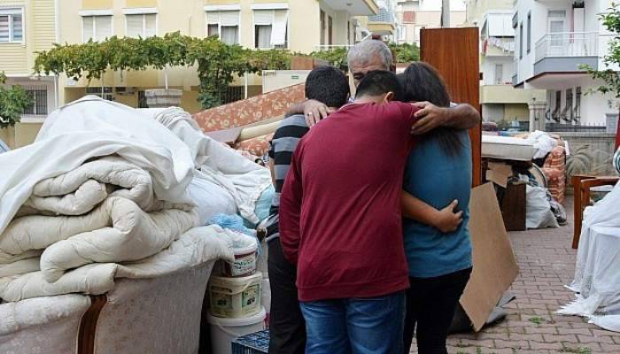 Kirayı ödeyemeyip evden atılan 6 çocuk babasının sokakta eşya nöbeti