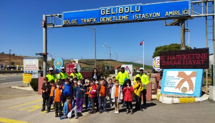 Önce Trafik Eğitimi Verdiler Sonra Öğrencilerle Maç Yaptılar