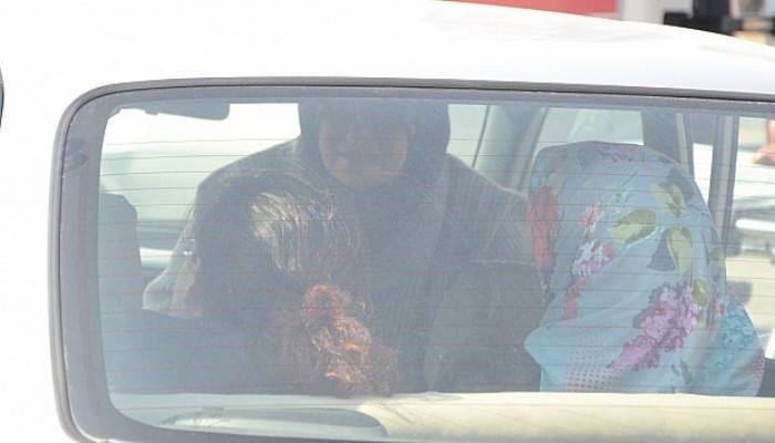 Kaza sonrası araç içerisinde mahsur kaldılar