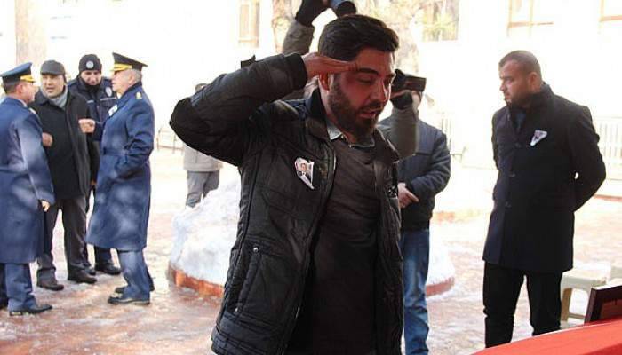  Şehit babasını asker selamıyla uğurladı