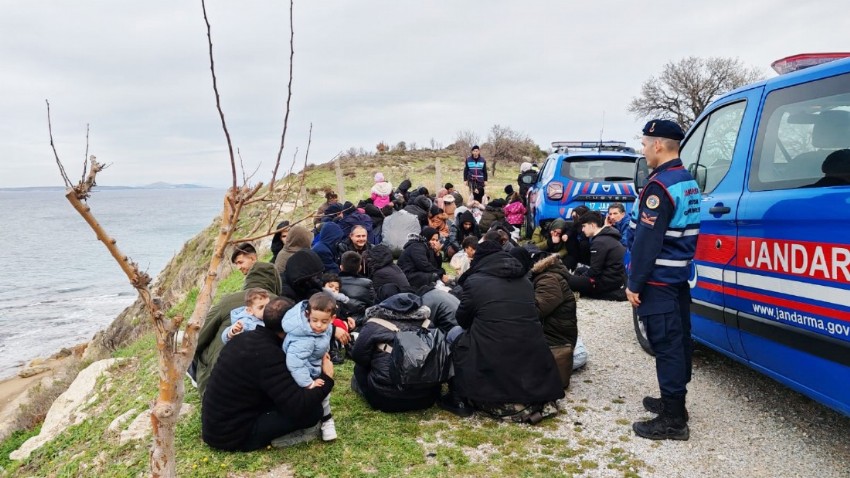 Çanakkale Jandarma Ekipleri, Ezine'de 68 Afgan Göçmeni Yakaladı