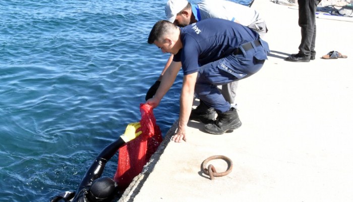 Bozcaada Limanı'nda yarım saatte 40 çuval çöp toplandı 