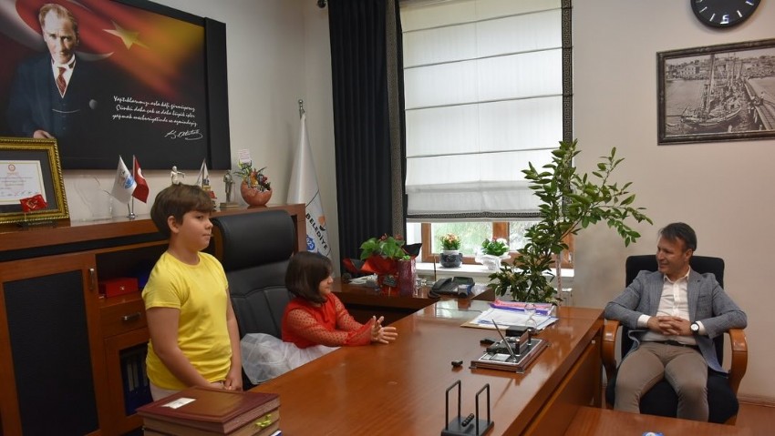 Başkan Soyuak, koltuğu çocuklara devretti