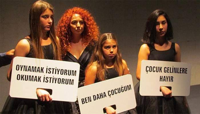 Siyah gelinlikle çocuk gelinler anlatıldı