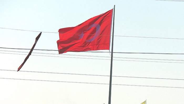 Suriye sınırına dev Türk bayrağı dikildi