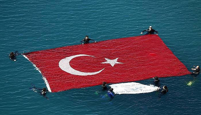 Çanakkale Şehitleri İçin Denizde Dev Türk Bayrağı Açtılar