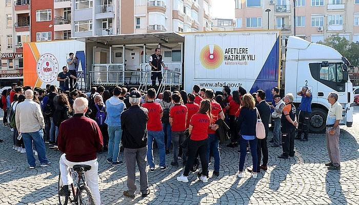 Öğrenciler, Simülasyon TIR'ında 7.4'lük depremi yaşadı