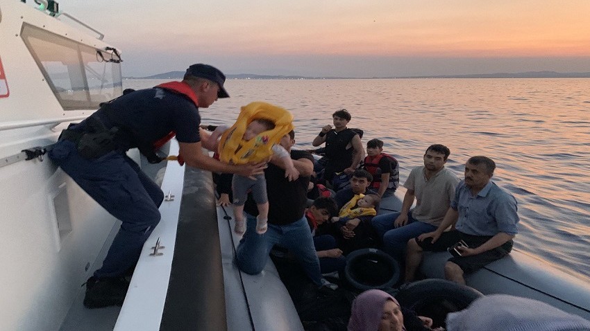 Yunan iteliyor Türk Sahil Güvenlik kurtarıyor