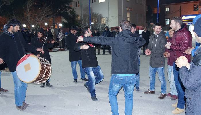  Askerlere davul ve klarnet eşliğinde uğurlama