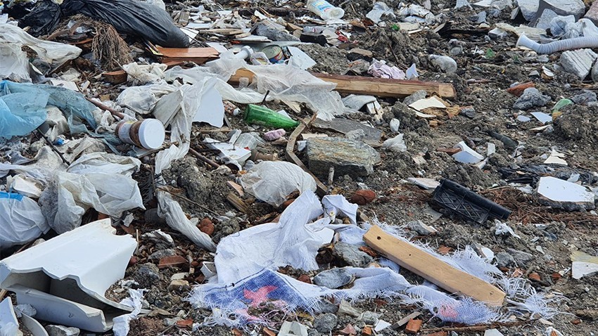 Bakanlığın Uyarısına Rağmen Araziye Dökülen Çöpleri Toplamayan Belediyeye Ceza