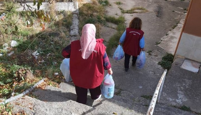 GÖNÜLLÜ KADINLAR İHTİYAÇ SAHİPLERİ İÇİN ÇALIŞIYOR