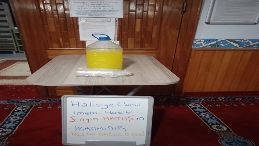 Çanakkale'de sıcak havada camiye gelenlere serinletici ikram