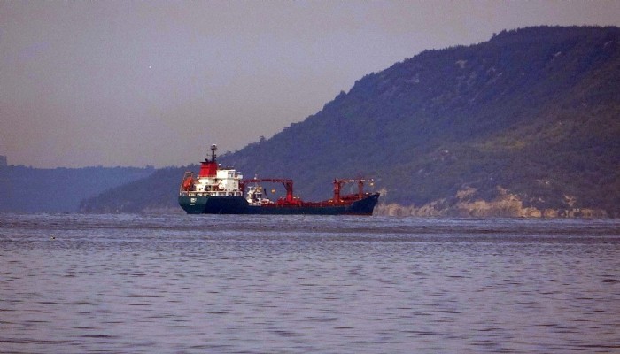 Çanakkale Boğazı'nda makinesi arızalanan gemi demirletildi (VİDEO)