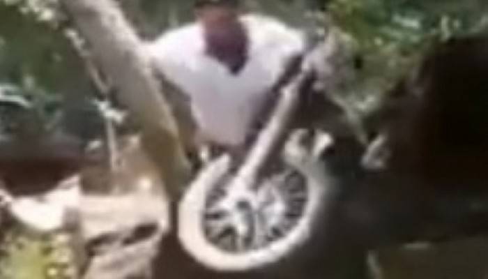 Motosikletiyle hava atmak isterken...