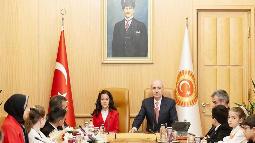 TBMM BAŞKANI KURTULMUŞ, KOLTUĞUNU 6. SINIF ÖĞRENCİSİ AYSİMA ARSLAN’A DEVRETTİ