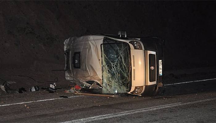  Çanakkale'de mülteci minibüsü devrildi: 7 yaralı